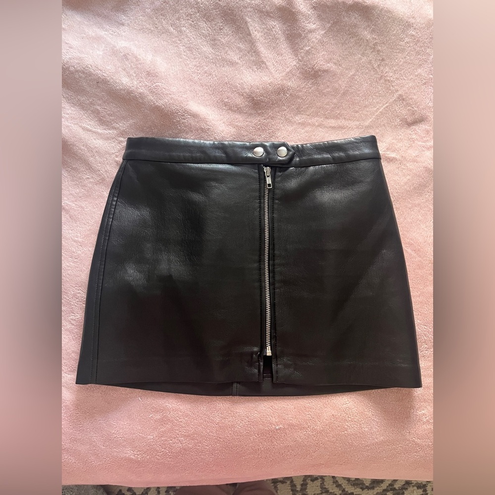 ARITZIA WILFRED LEATHER MINI ZIP UP SKIRT